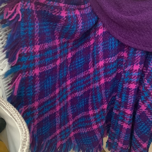 Exquisite Hand Made Wool Cape - Picture 3 of 5